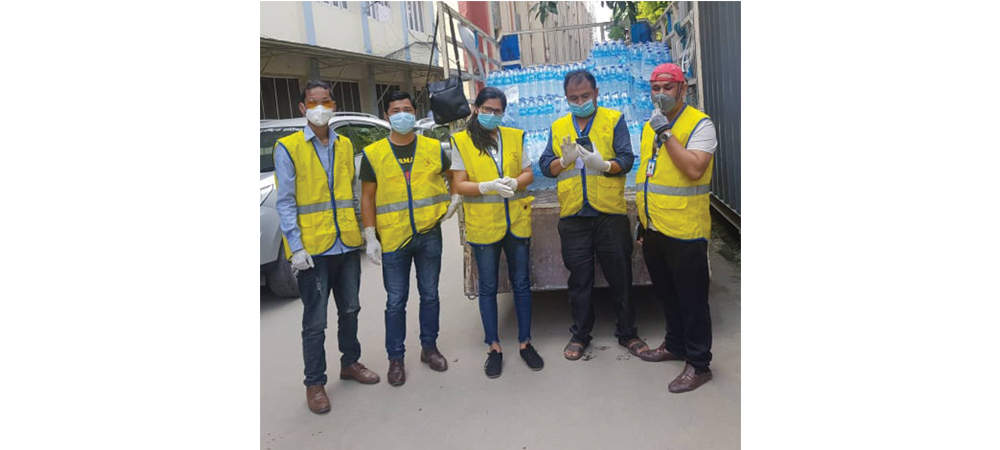 नेपाल स्वयंसेवक संघद्वारा अस्पतालमा उपचारार्थ बिरामीहरूलाई पानी वितरण