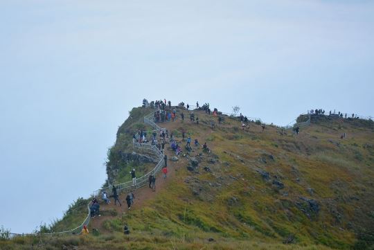 सूर्योदय हेर्न दैनिक हजार पर्यटक मानहुँकोटमा