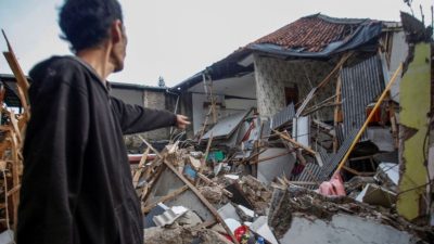 इन्डोनेसियाको भूकम्पमा मृत्यु हुनेको संख्या ३२१ पुग्यो